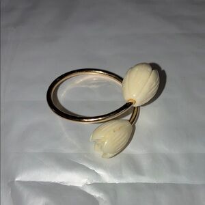 Elegant Gold and Cream Floral Ring